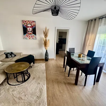 Elegant F2 Avec Grande Terrasse Et Garage Prive Daire *